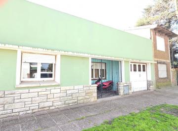 Casa · 122m² · 2 Dormitorios · 1 Cochera · Venta Casa de 3 Amb con Garaje Sobre Lote de 10x40.