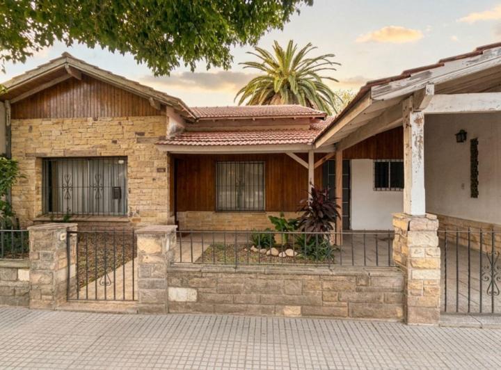 Casa · 130m² · 5 Ambientes · 1 Cochera