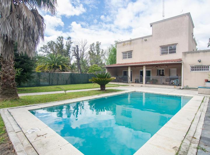 Casa · 220m² · 6 Ambientes · 3 Cocheras