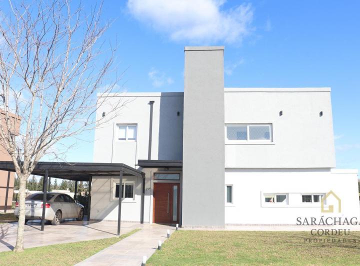 Casa · 211m² · 7 Ambientes · 2 Cocheras