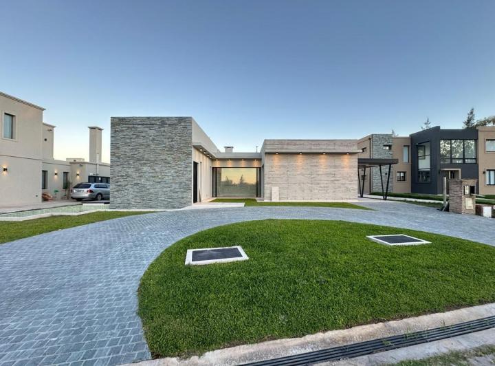 Casa · 200m² · 4 Ambientes · 1 Cochera