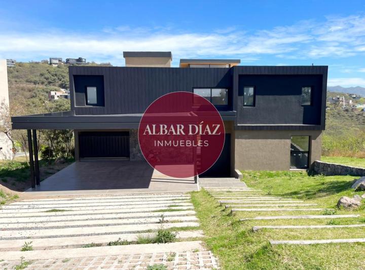 Casa · 1453m² · 7 Ambientes · 2 Cocheras