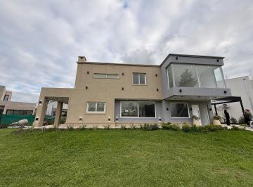 Casa · 230m² · 4 Ambientes · 2 Cocheras · Casa en Alquiler Campana