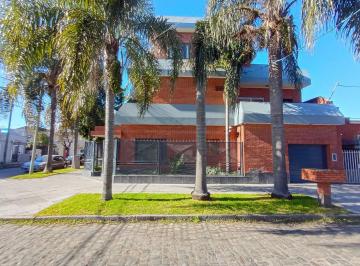 Casa · 244m² · 4 Ambientes · 2 Cocheras · Casa en Venta en Caseros