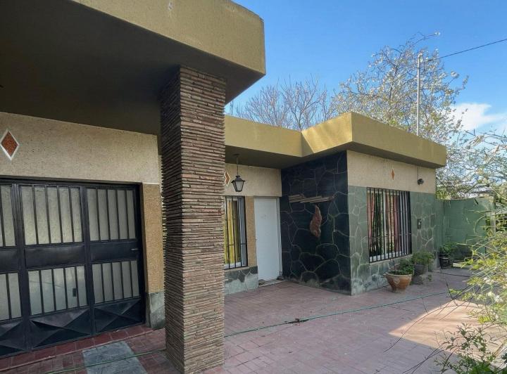 Casa · 160m² · 4 Ambientes · 3 Cocheras