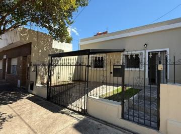 Casa · 90m² · 4 Ambientes · 1 Cochera · Casa en Alquiler Alto Alberdi - 3 Dorm. - Patio, Jardín y Cochera!