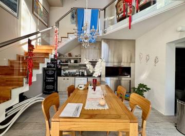 Casa de 10 ambientes, Granadero Baigorria · Castellas 309 - Granadero Baigorria