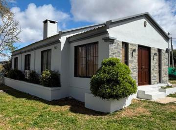 Casa · 500m² · 4 Ambientes · 1 Cochera · Alquiler de Casa de 2 Dorm. en Colonia del Sacramento