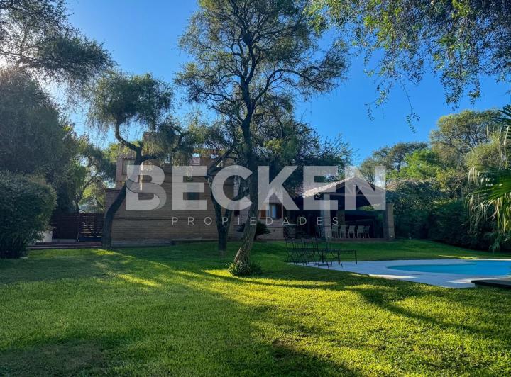 Casa · 384m² · 5 Ambientes · 2 Cocheras