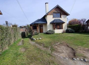 Casa de 4 ambientes, San Carlos de Bariloche · Casa en Alquiler de 3 Dorm. con Hogar. Barrio Las Victorias