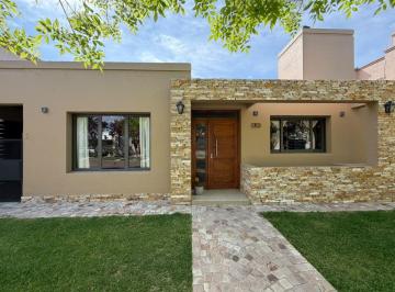 Casa de 8 ambientes, General Gutiérrez · Hermosa Casa en Una Planta en Barrio Privado Viñas del torreón¡El Hogar Ideal Para Tu Familia!