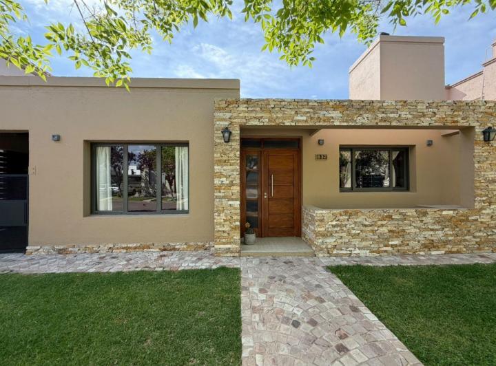 Casa · 160m² · 8 Ambientes · 3 Cocheras