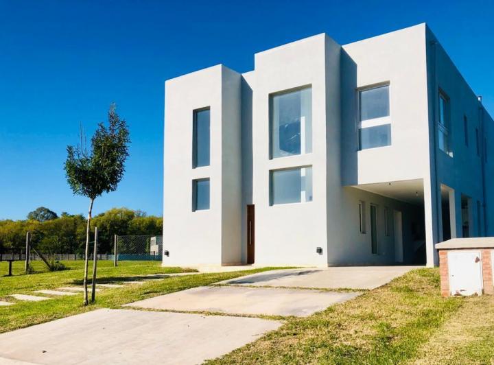Casa · 170m² · 5 Ambientes · 2 Cocheras