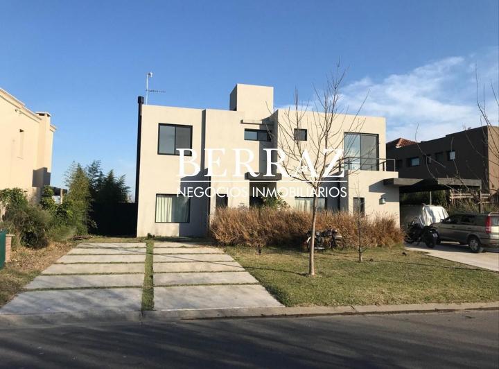 Casa · 240m² · 4 Ambientes · 2 Cocheras