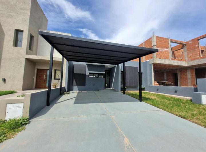 Casa · 90m² · 3 Ambientes · 2 Cocheras