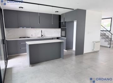 Casa · 180m² · 4 Ambientes · 2 Cocheras · Venta Duplex de Categoria 3 Dorm.