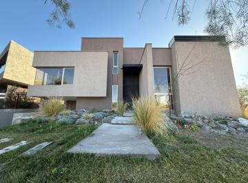 Casa · 346m² · 7 Ambientes · 2 Cocheras · Casa en Mendoza Norte Country Club