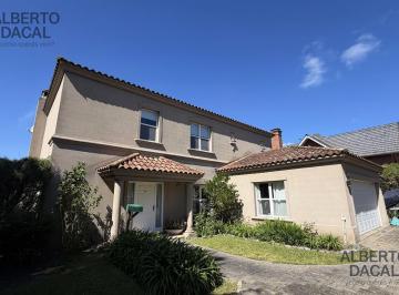 Casa · 284m² · 3 Dormitorios · 2 Cocheras · Casa en Abril