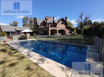 Casa · 290m² · 6 Ambientes · 3 Cocheras · Casa de 3/4 Dorm. Muy Buena Calidad y en Impecable Estado!