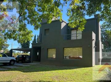 Casa · 180m² · 4 Ambientes · 4 Cocheras · Espectacular Casa con 3 Dorm. en Santa Maria de Los Olivos!