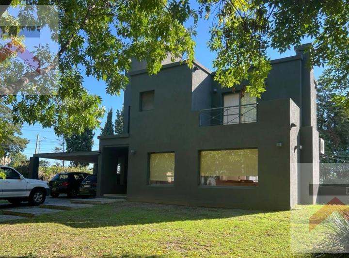 Casa · 180m² · 4 Ambientes · 4 Cocheras