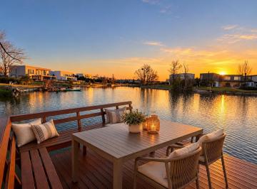 Casa · 220m² · 5 Ambientes · 6 Cocheras · Casa Premium a La Laguna con Piscina Climatizada y Muelle Propio - El Cantón Norte