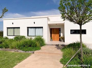 Casa · 140m² · 4 Ambientes · Alquiler Temporal - Casa de 3 Dorm. - con Galeria - Piscina - Santa Isabel Etapa 2
