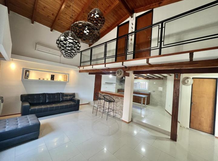 Casa · 200m² · 5 Ambientes · 2 Cocheras