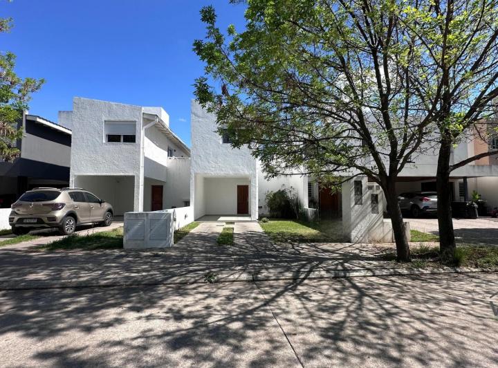Casa · 120m² · 3 Ambientes · 2 Cocheras