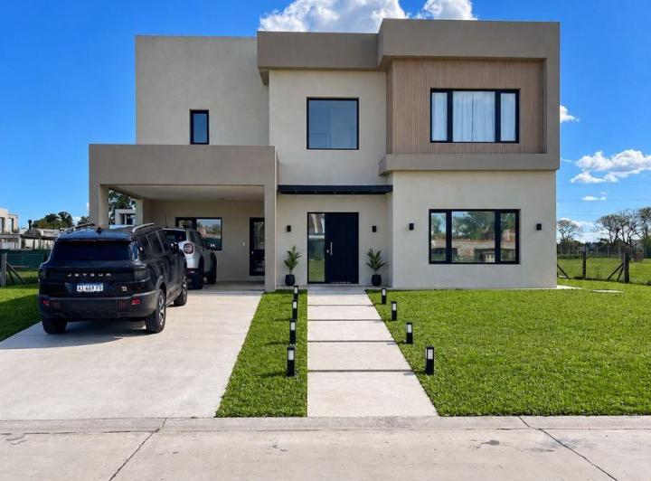 Casa · 200m² · 4 Ambientes · 3 Cocheras