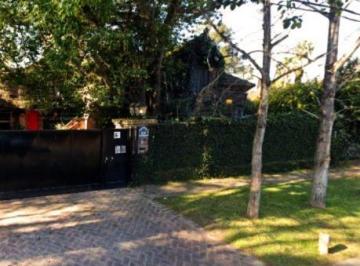Casa · 628m² · 8 Ambientes · 6 Cocheras · Muy Linda Casa Clásica con Gran Lote y Muy Buen Acceso