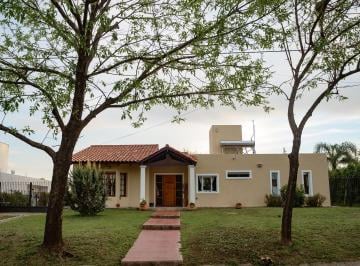 Casa · 250m² · 8 Ambientes · 3 Cocheras · Casa en Las Corzuelas