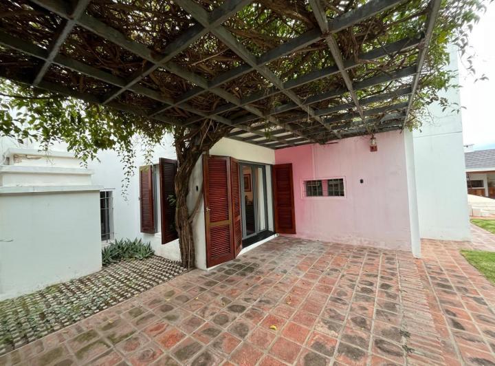 Casa · 360m² · 10 Ambientes · 2 Cocheras