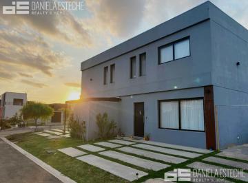 Casa · 110m² · 4 Ambientes · 2 Cocheras · Casa en Spring Park