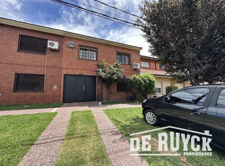 Casa · 71m² · 4 Ambientes · 2 Cocheras