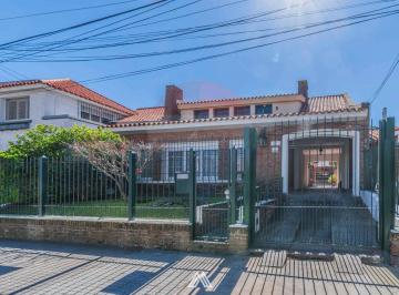 Casa · 371m² · 8 Ambientes · 2 Cocheras · Casa 5 Dorm. en Venta, Puertito de Buceo!