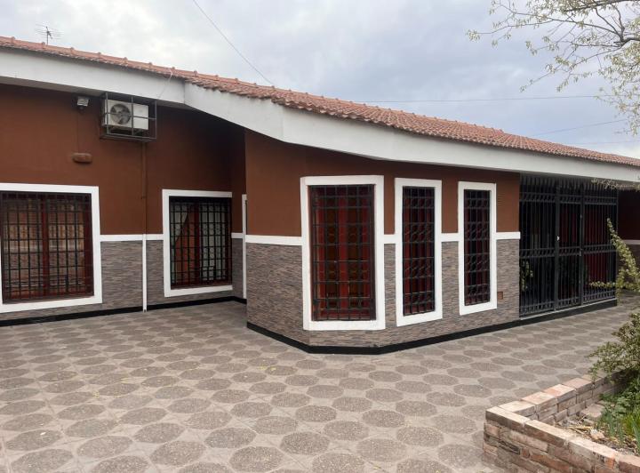 Casa · 250m² · 3 Dormitorios · 2 Cocheras