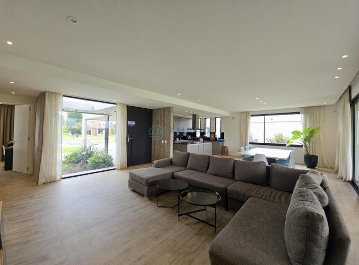 Casa · 270m² · 5 Ambientes · 6 Cocheras