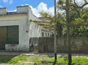 Casa de 2 ambientes, Berazategui · Casa 3 Ambientes con Local Al Frente y Amplio Parque a Remodelar en Venta