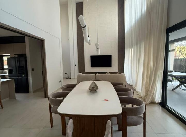 Casa · 278m² · 7 Ambientes · 2 Cocheras