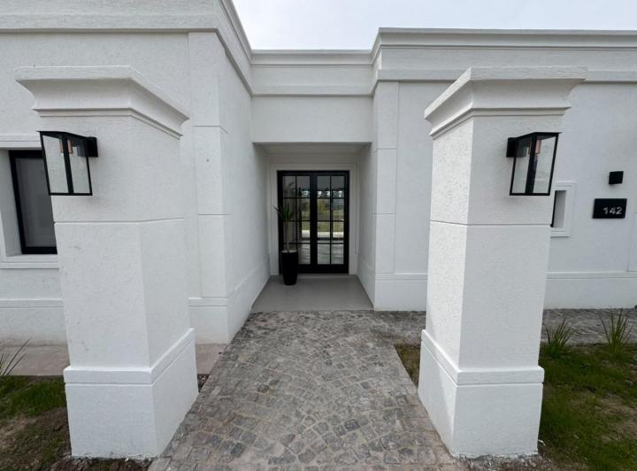 Casa · 184m² · 5 Ambientes · 4 Cocheras