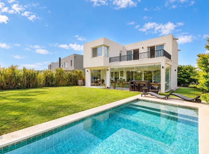 Casa · 214m² · 5 Ambientes · 3 Cocheras