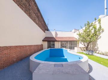 Casa · 305m² · 6 Ambientes · 3 Cocheras · Casa Reciclada a Nuevo con Pileta, Quincho, Garage