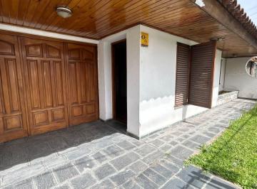 Casa · 5 Ambientes · 1 Cochera · Chalet 2 Dorm. Fondo y Cochera a 1/2 Cuadra de Yrigoyen