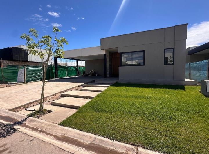Casa · 180m² · 5 Ambientes · 2 Cocheras