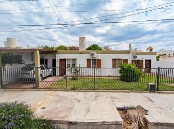 Casa · 420m² · 6 Ambientes · 1 Cochera · B° San Jua. Guillermo Morales 2755 (O), Entre Hermógenes Ruiz y Riobamba.