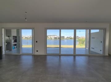 Casa · 220m² · 6 Ambientes · 2 Cocheras · Casa en Santa Ana