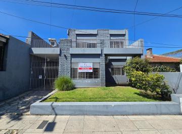Casa · 208m² · 5 Ambientes · 3 Cocheras · Casa 5 Ambientes con Jardín en Venta en Villa Sarmiento