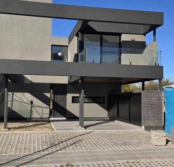 Casa · 190m² · 6 Ambientes · 1 Cochera
