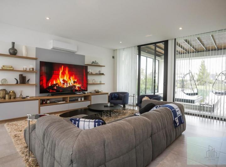 Casa · 308m² · 5 Ambientes · 3 Cocheras